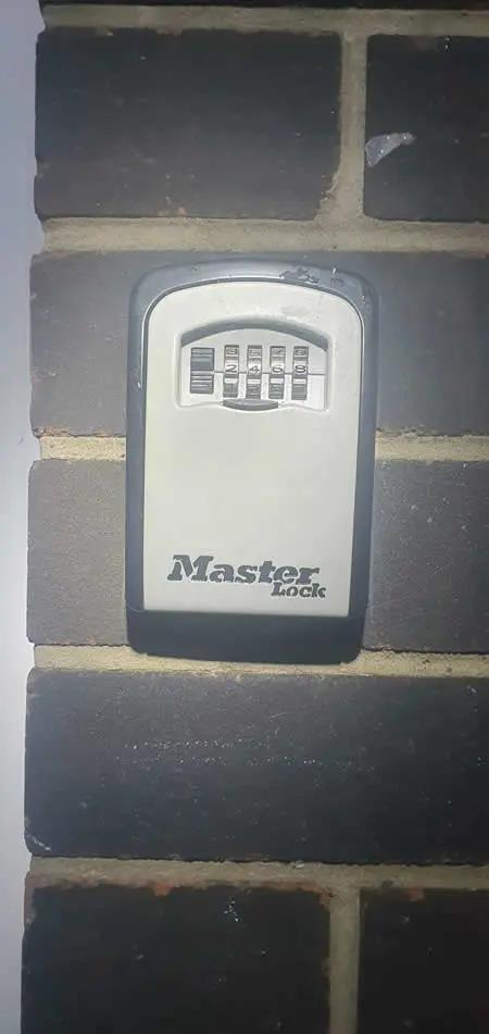 Securely installed key safe on brick wall