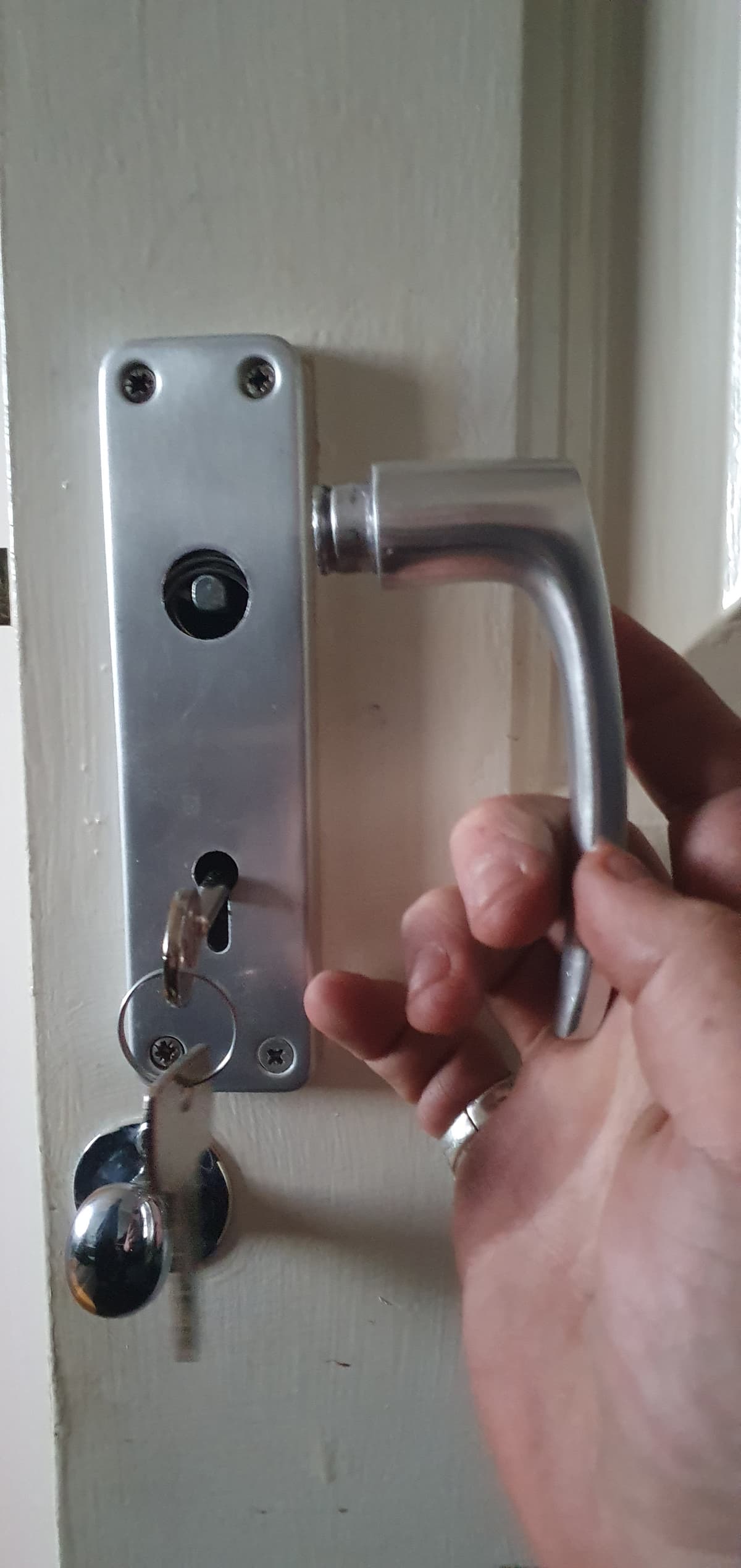 A door that needs the handle repaired
