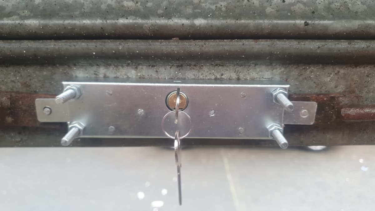 Garage door lock bar fitted with new cylinder and keys