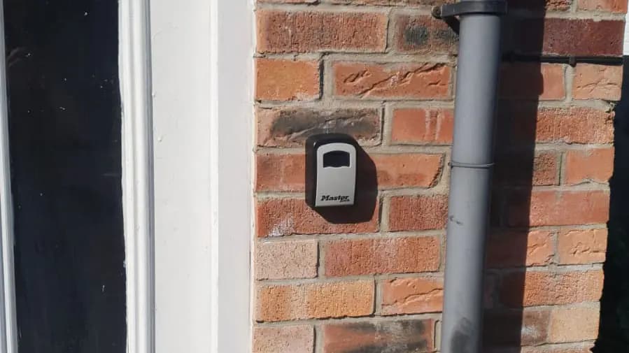 Outside key safe